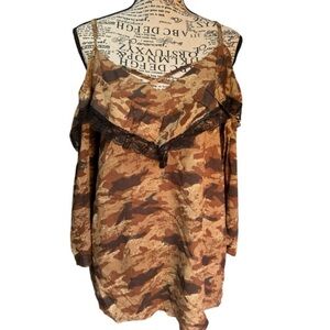 Entro Womens NWT Camo Print Cold Shoulder Sleeves w/ Lace and crisscross front S